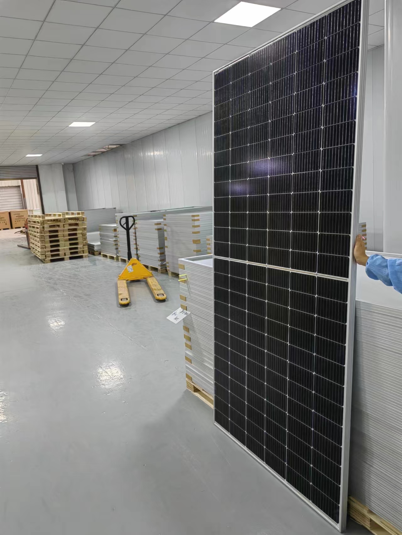 Panel solar en stock, producción diaria, 400 unidades, panel solar mono de 550 W, artículo más vendido, módulo fotovoltaico de 550 W con alta eficiencia 