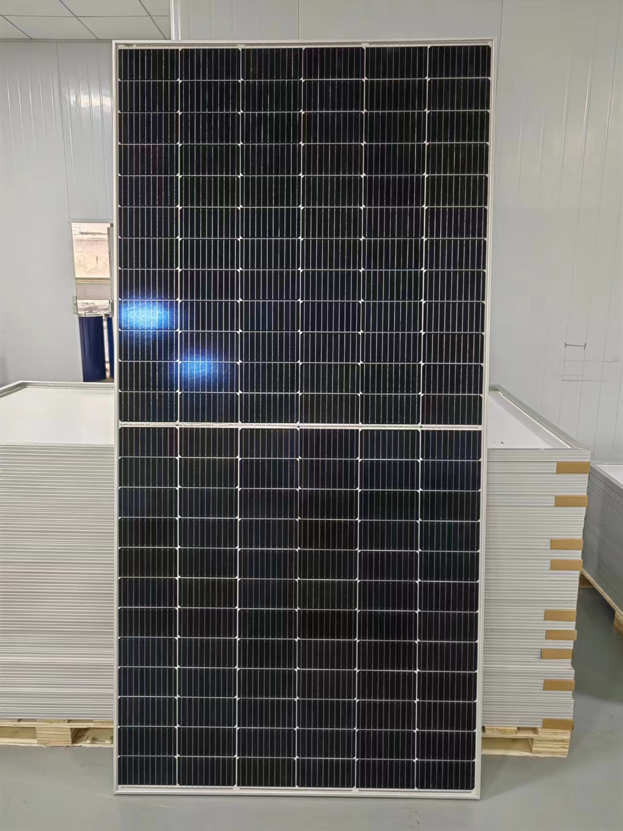 Panel solar en stock, producción diaria, 400 unidades, panel solar mono de 550 W, artículo más vendido, módulo fotovoltaico de 550 W con alta eficiencia 